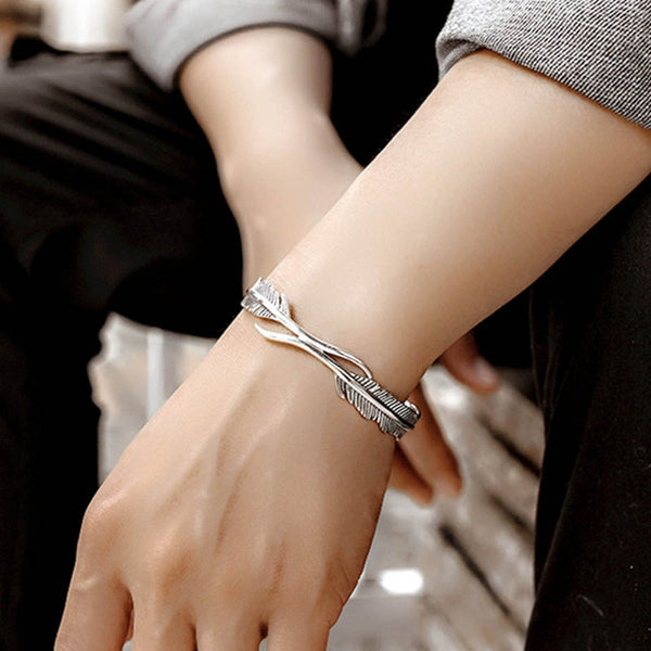 FeatherFlow - Adjustable Bracelet with Silver Feathers - Elegant & Lightweight